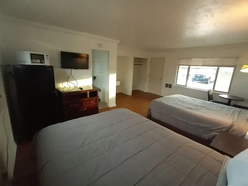 Habitaci&oacute;n de dos camas en Monterey Motor Inn, 433 Addison Ave W: dos camas, televisor y refrigerador