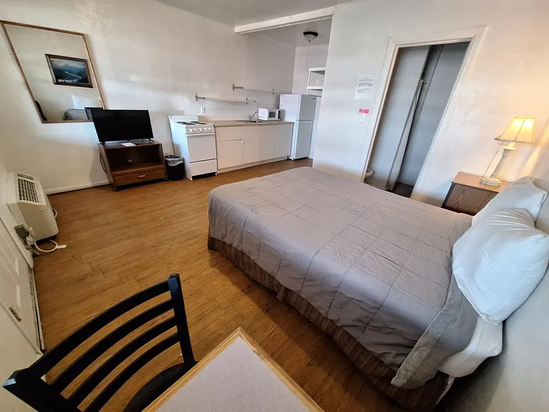 Estudio en Park Motel, 401 Addison Ave W: cama, televisor y cocineta