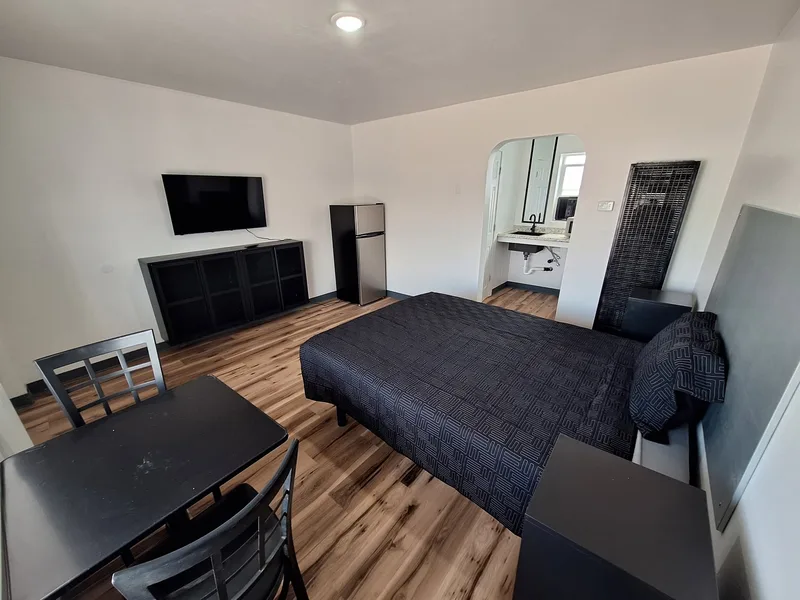 Habitaci&oacute;n de una cama en Twin Falls Motel, 2152 Kimberly Rd: cama, televisor y mesa