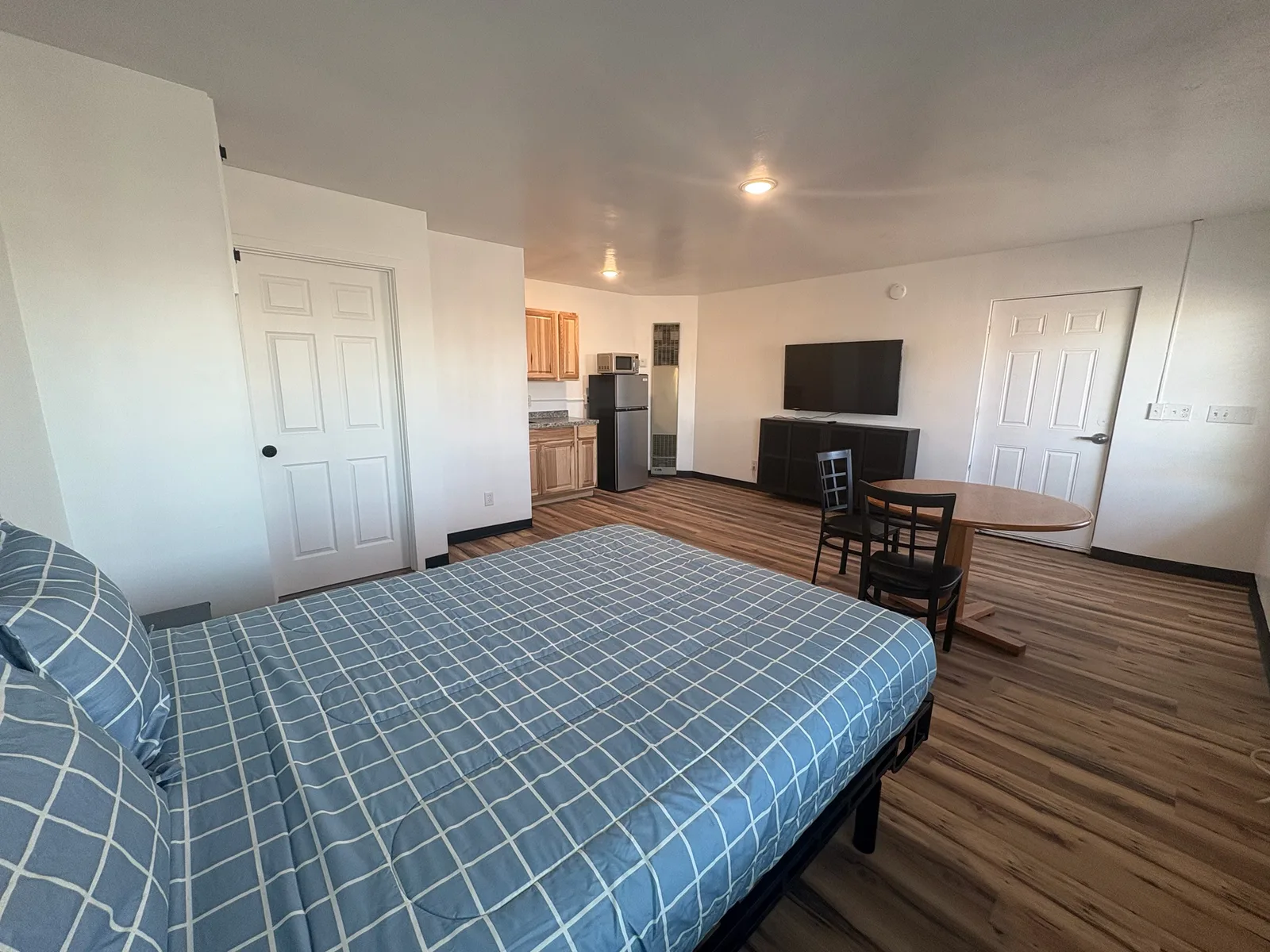 Single room kitchen and living area at Twin Falls Motel